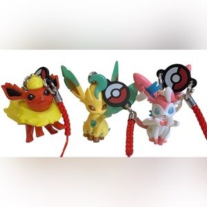 3 Pokémon Keychains From the “Evolutions of Eevee” + 25 Pokémon card